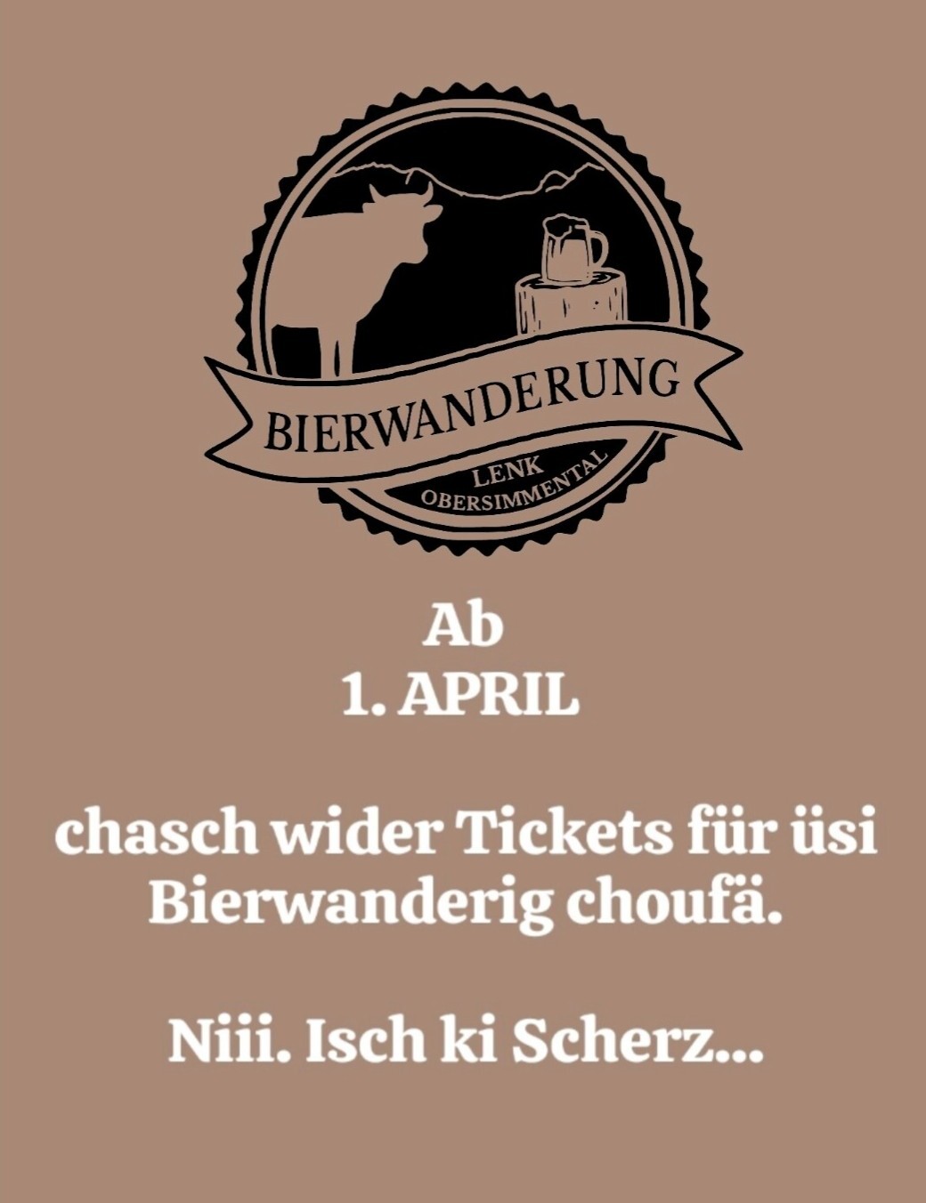 Plakat für Bierwanderung Lenk mit Verkaufsstart am 1. April im Dialekt, kein Scherz. Bild enthält Kuh und Bierkrug.