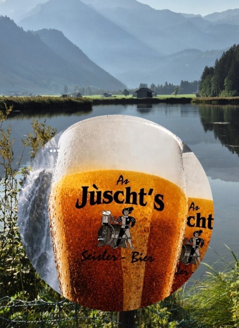 Kühles Bier vor idyllischer Bergkulisse und See, ideal für entspannte Momente in der Natur.