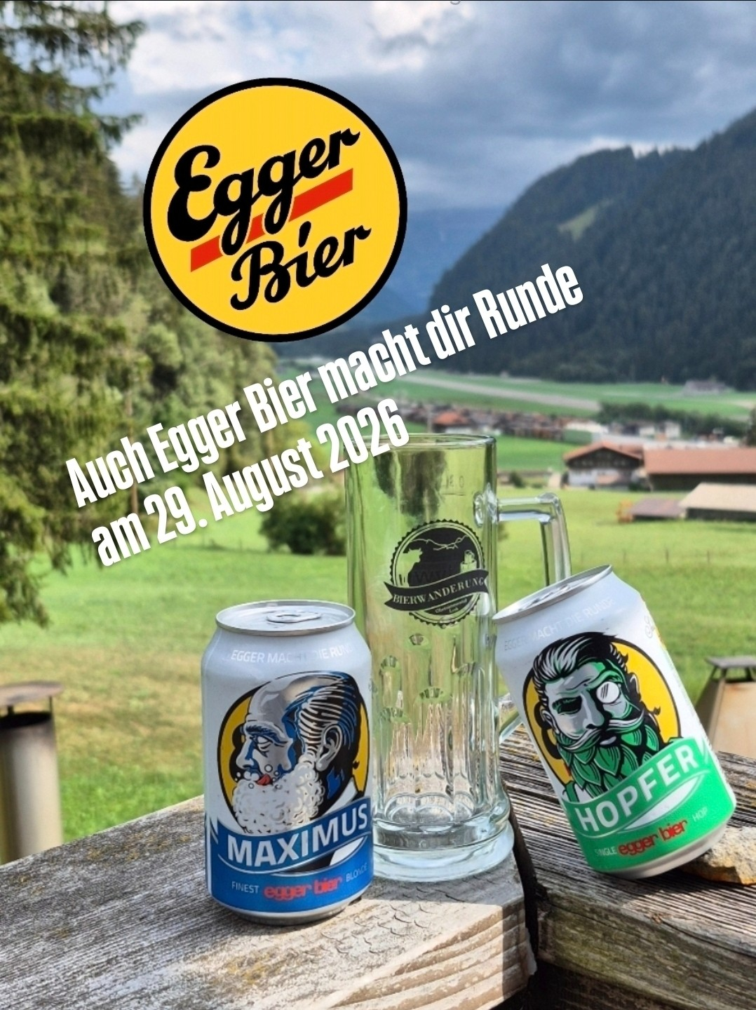 Egger Bierdosen und ein Glas auf Holztisch mit Alpenblick. Text: Auch Egger Bier macht die Runde am 29. August 2026.